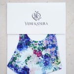 【新品、タグ付き】YUMI KATSURA 白　フォーマル　綿100 希少 ユミカツラ ナーシングスクラブジャケット(YK2551)－ナースリー